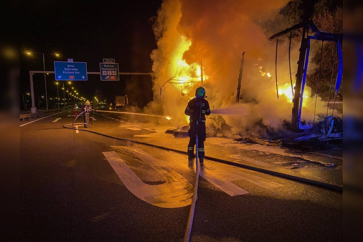 FOTO: Na D2 v noci horel kamión, foto 5