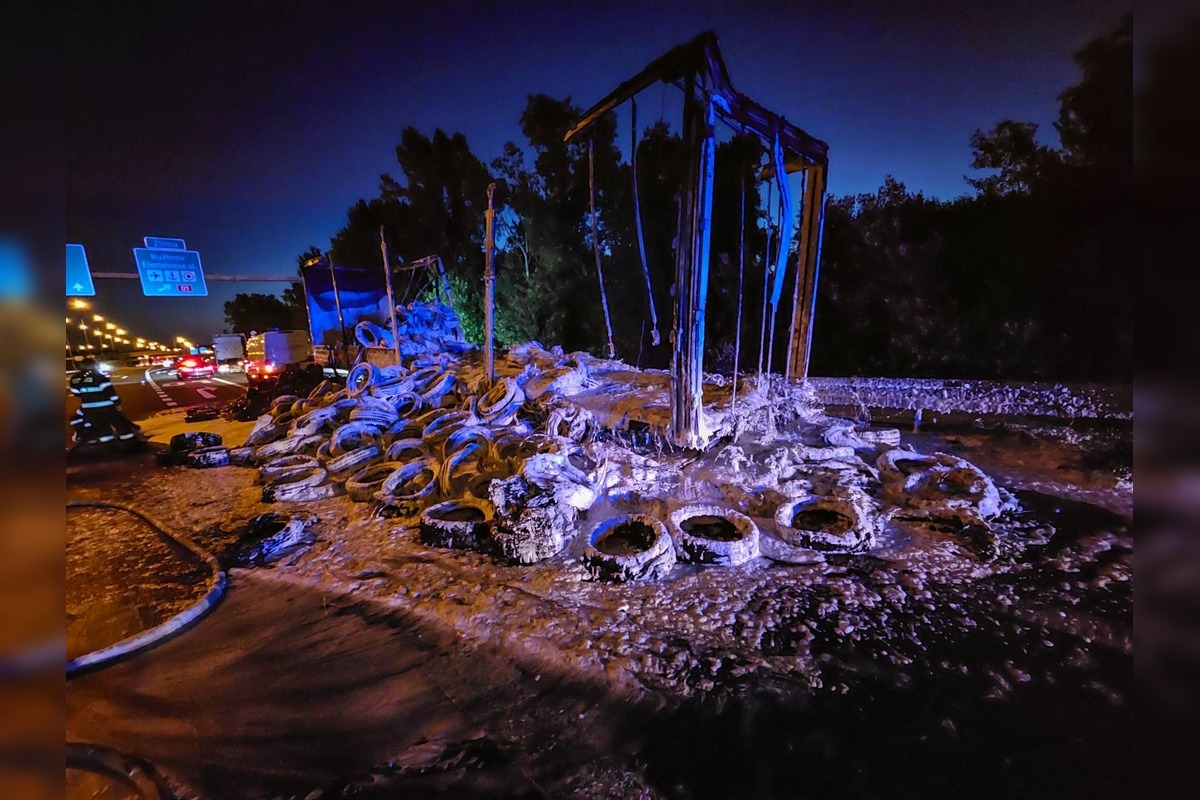 FOTO: Na D2 v noci horel kamión, foto 7