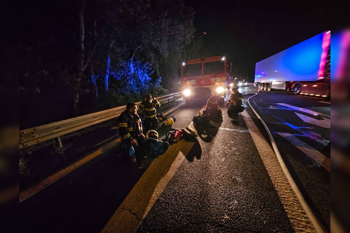 FOTO: Na D2 v noci horel kamión, foto 8