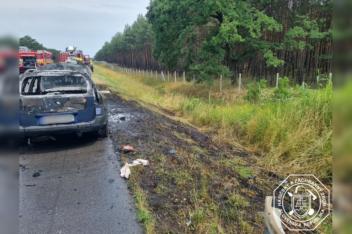 FOTO: Na D2 medzi Malackami a Lozornom plamene pohltili osobný automobil, foto 1
