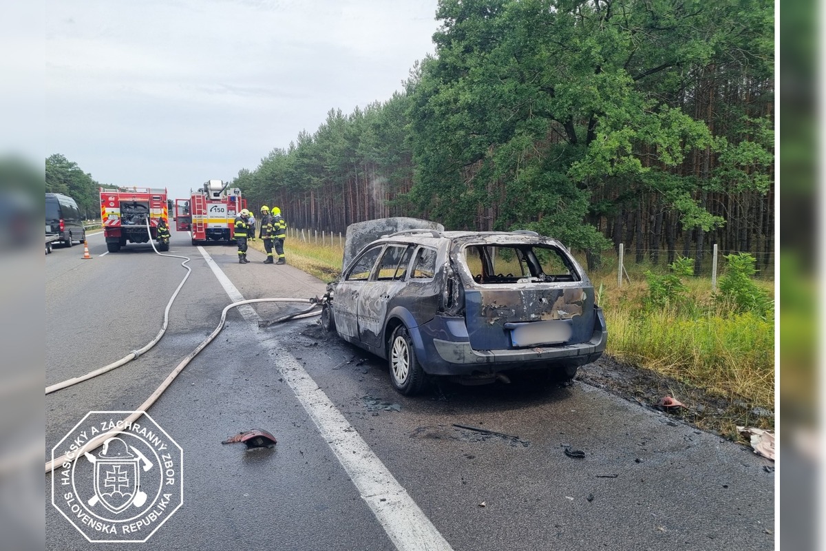 FOTO: Na D2 medzi Malackami a Lozornom plamene pohltili osobný automobil, foto 2