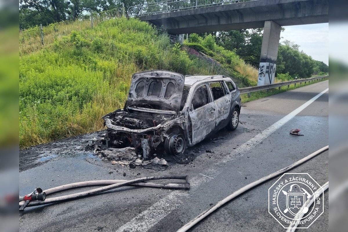FOTO: Na D2 medzi Malackami a Lozornom plamene pohltili osobný automobil, foto 3