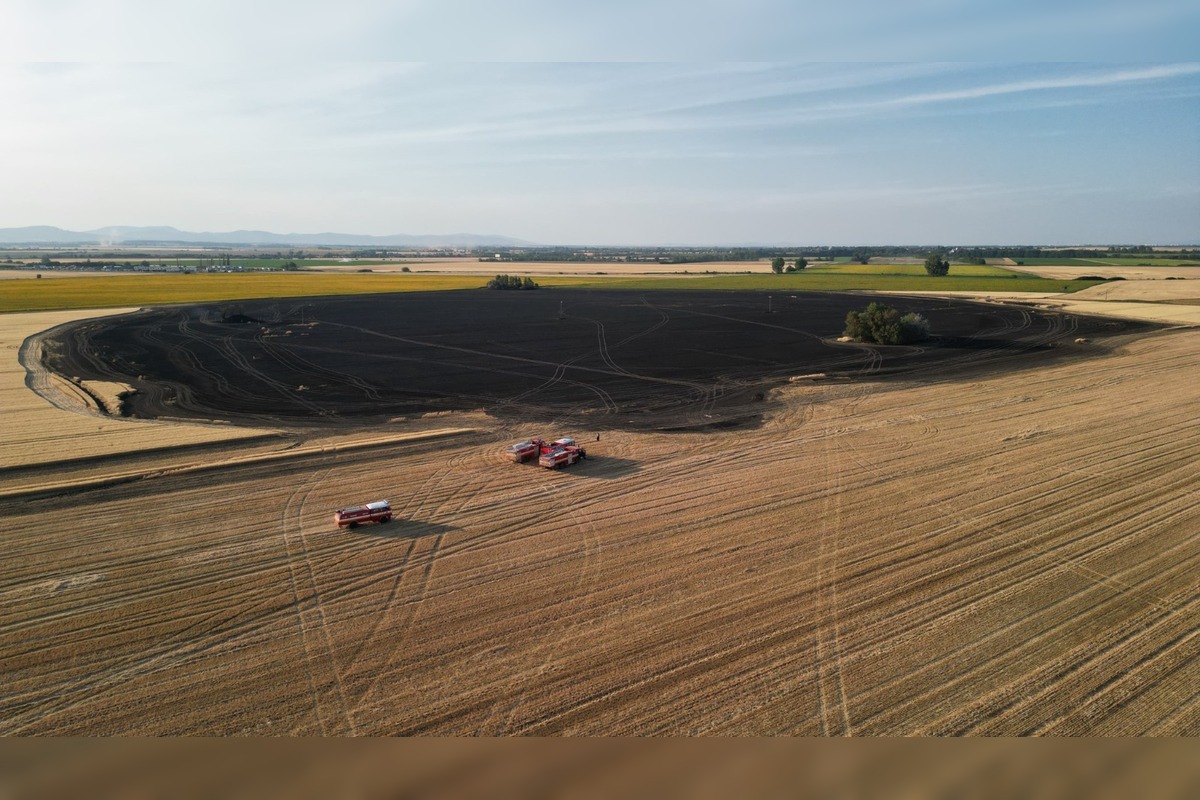 FOTO: Zásah hasičov pri požiari poľa pri obci Reca, foto 1