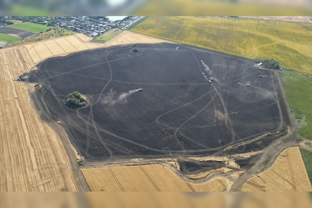 FOTO: Zásah hasičov pri požiari poľa pri obci Reca, foto 2