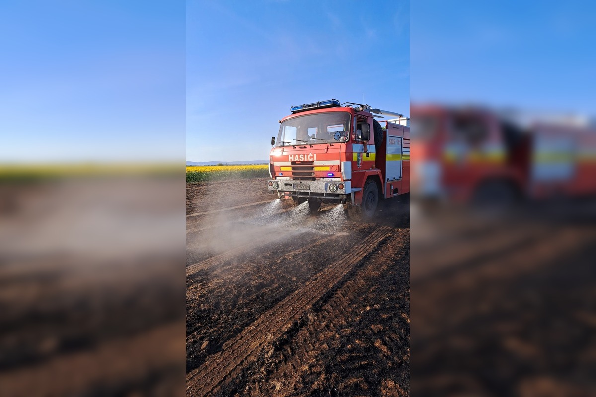 FOTO: Zásah hasičov pri požiari poľa pri obci Reca, foto 3