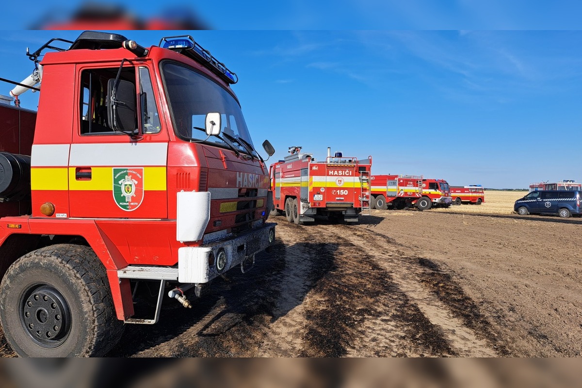 FOTO: Zásah hasičov pri požiari poľa pri obci Reca, foto 4