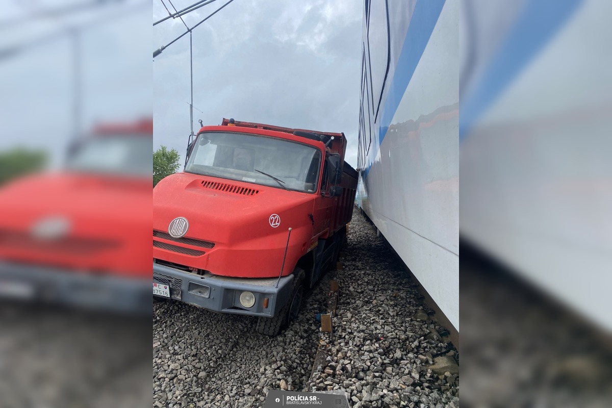 FOTO: Pri Devínskej Novej Vsi sa zrazil vlak s osobným autom, foto 1