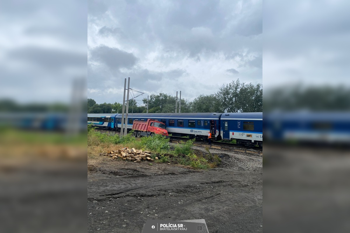 FOTO: Pri Devínskej Novej Vsi sa zrazil vlak s osobným autom, foto 2