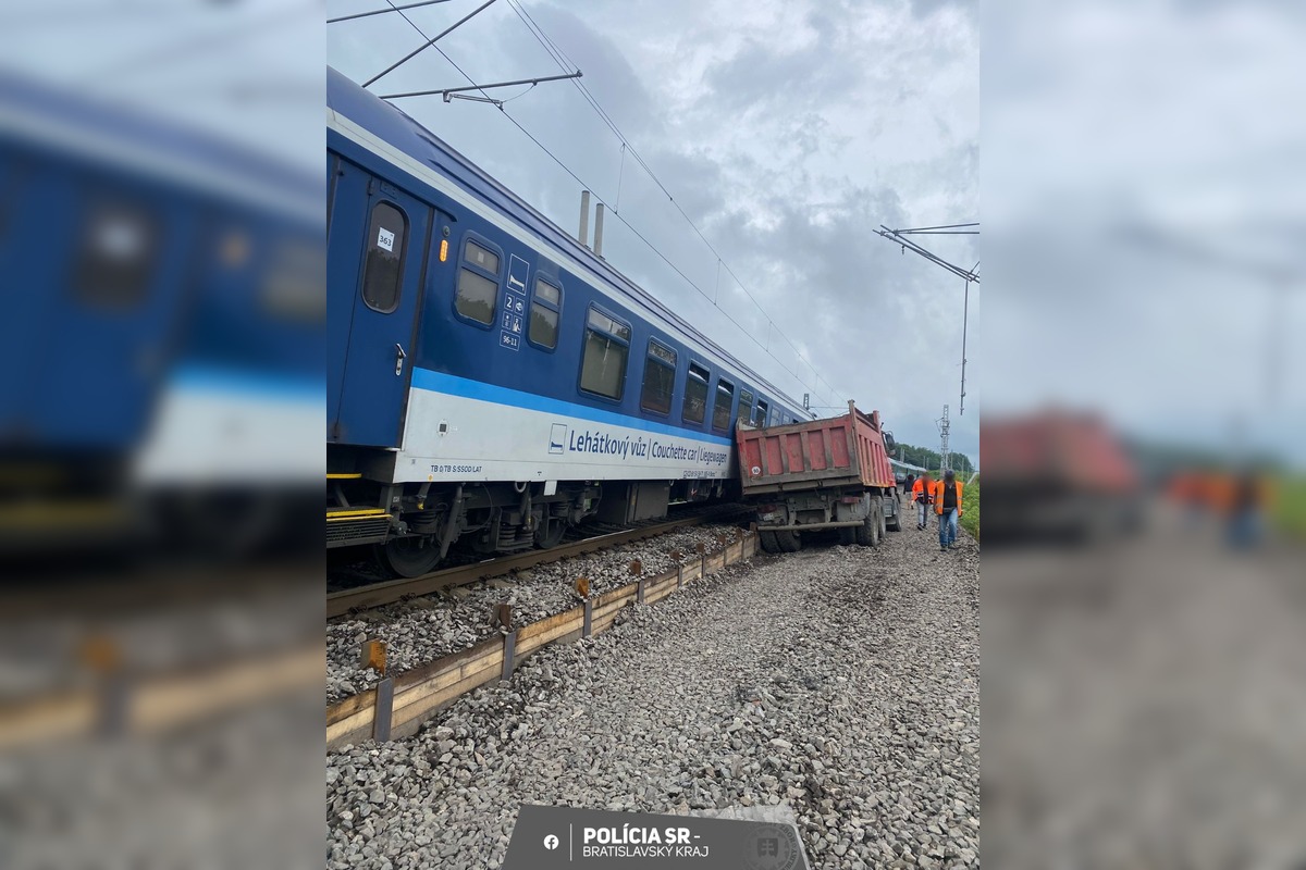 FOTO: Pri Devínskej Novej Vsi sa zrazil vlak s osobným autom, foto 3