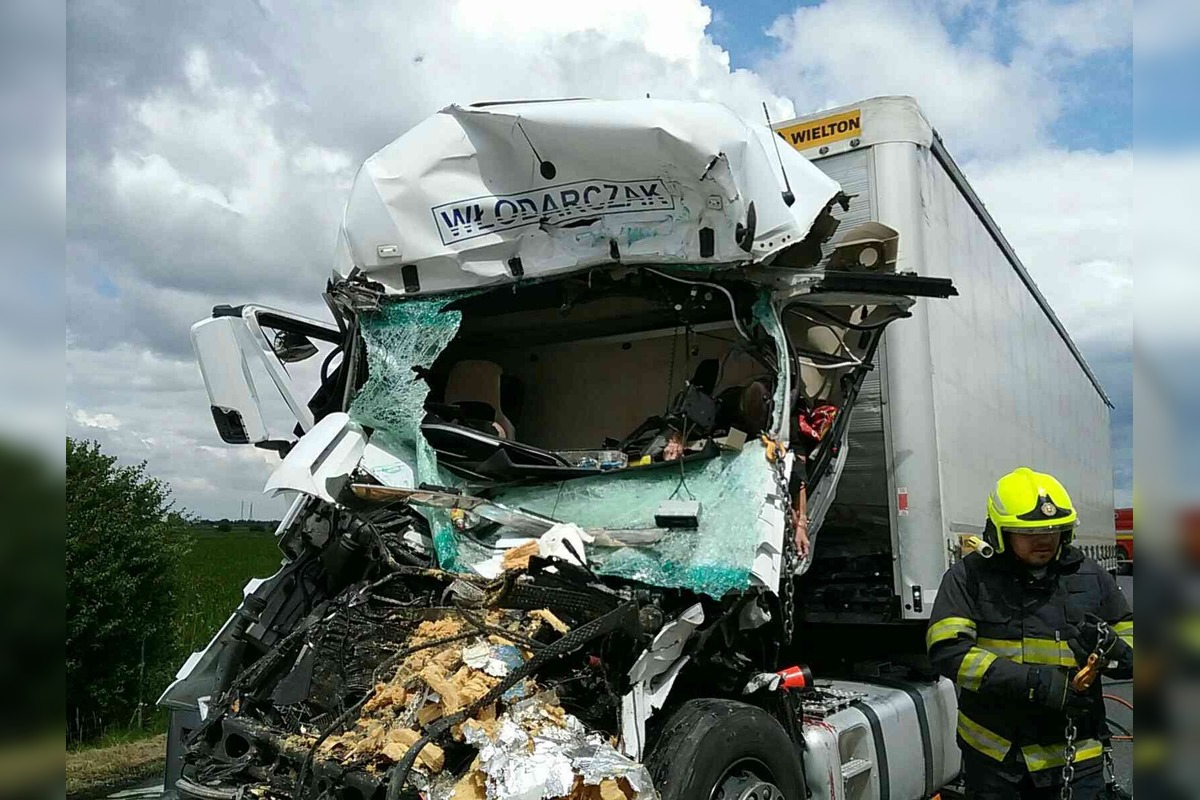 FOTO: Nehoda troch kamiónov na D2, foto 2