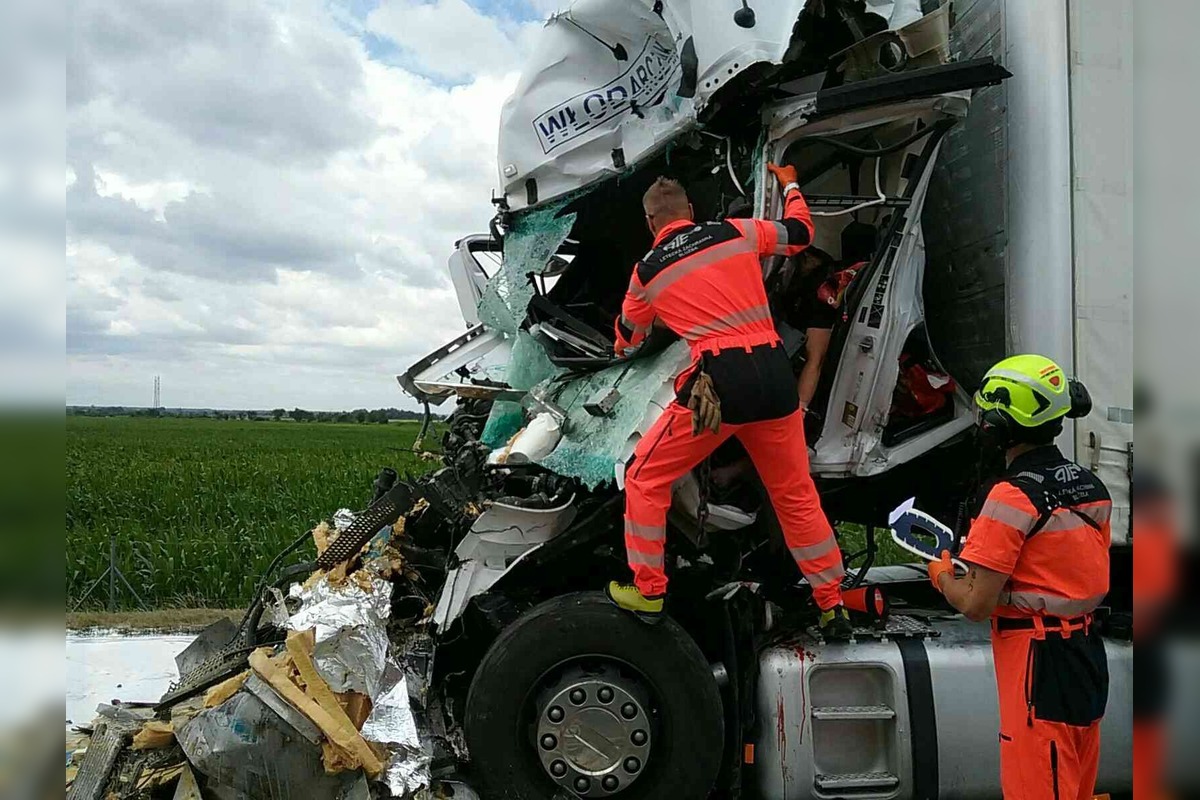 FOTO: Nehoda troch kamiónov na D2, foto 3