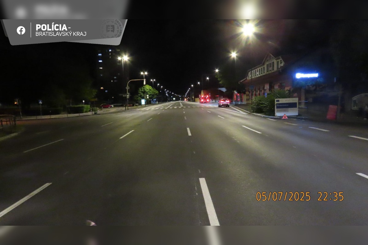 FOTO: Nehoda osobného auta a motocyklu na križovatke ulíc Žitná – Trávna, foto 1