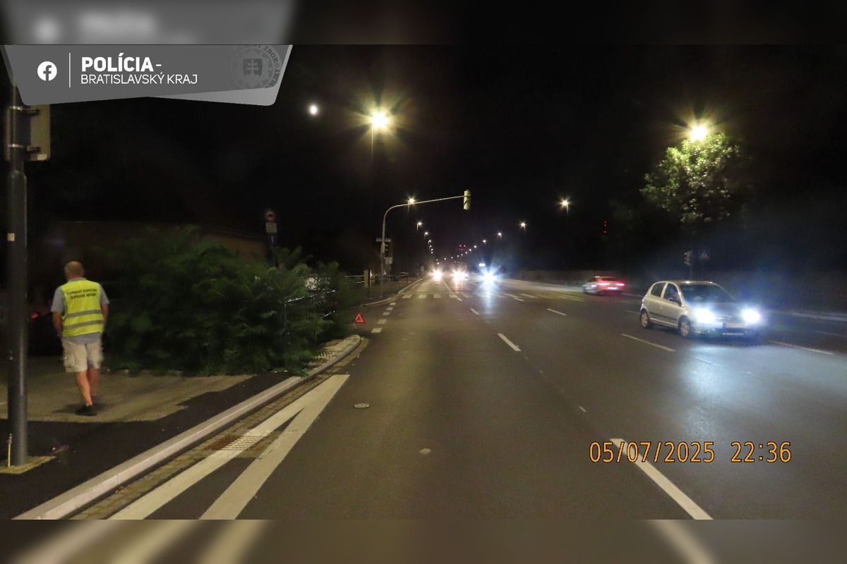 FOTO: Nehoda osobného auta a motocyklu na križovatke ulíc Žitná – Trávna, foto 2