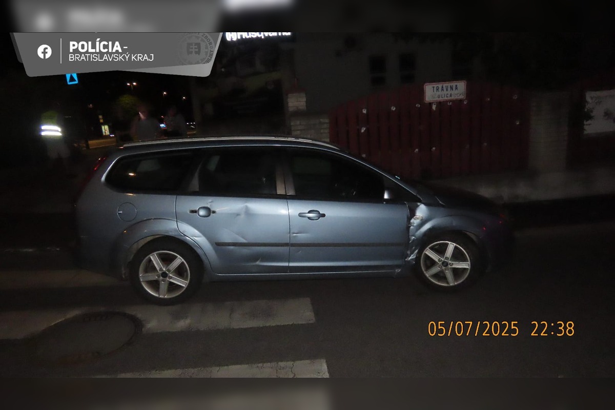 FOTO: Nehoda osobného auta a motocyklu na križovatke ulíc Žitná – Trávna, foto 3