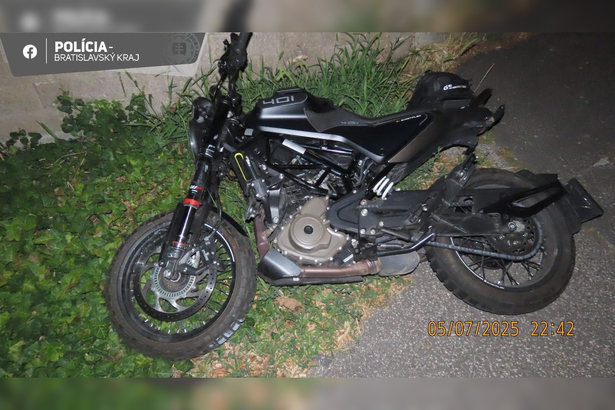 FOTO: Nehoda osobného auta a motocyklu na križovatke ulíc Žitná – Trávna, foto 4