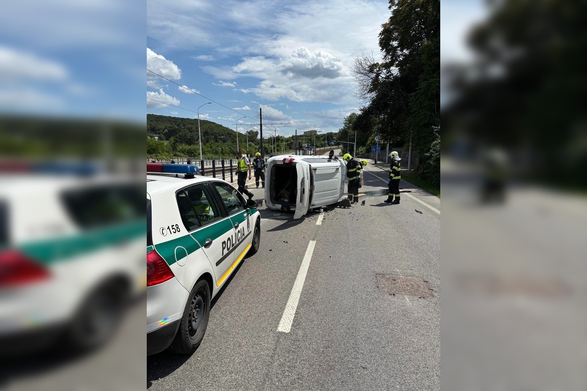 FOTO: Hasiči zasahovali pri nehode v Dúbravke, jedna osoba sa zranila, foto 1
