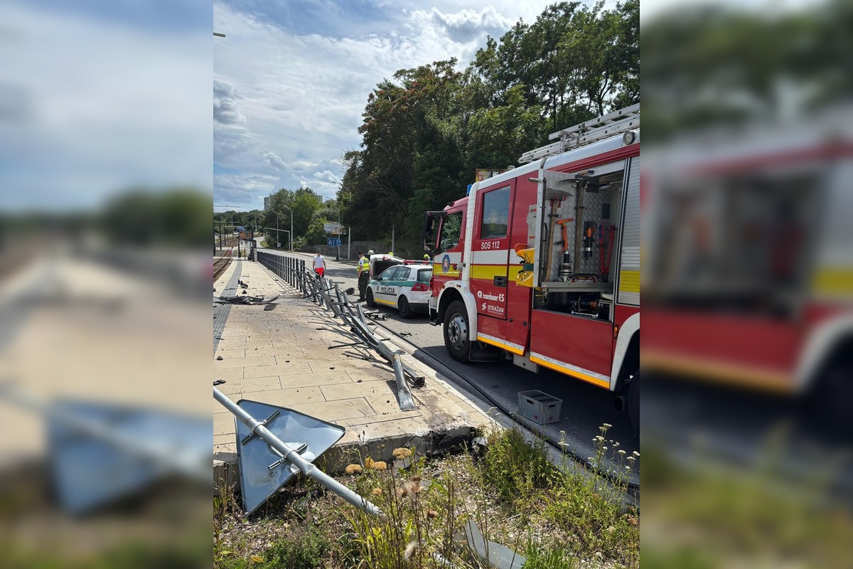FOTO: Hasiči zasahovali pri nehode v Dúbravke, jedna osoba sa zranila, foto 2