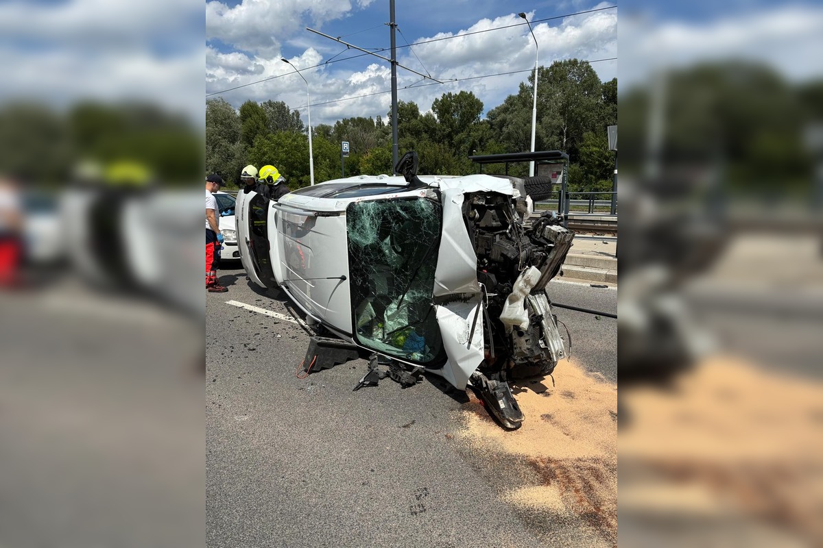 FOTO: Hasiči zasahovali pri nehode v Dúbravke, jedna osoba sa zranila, foto 3
