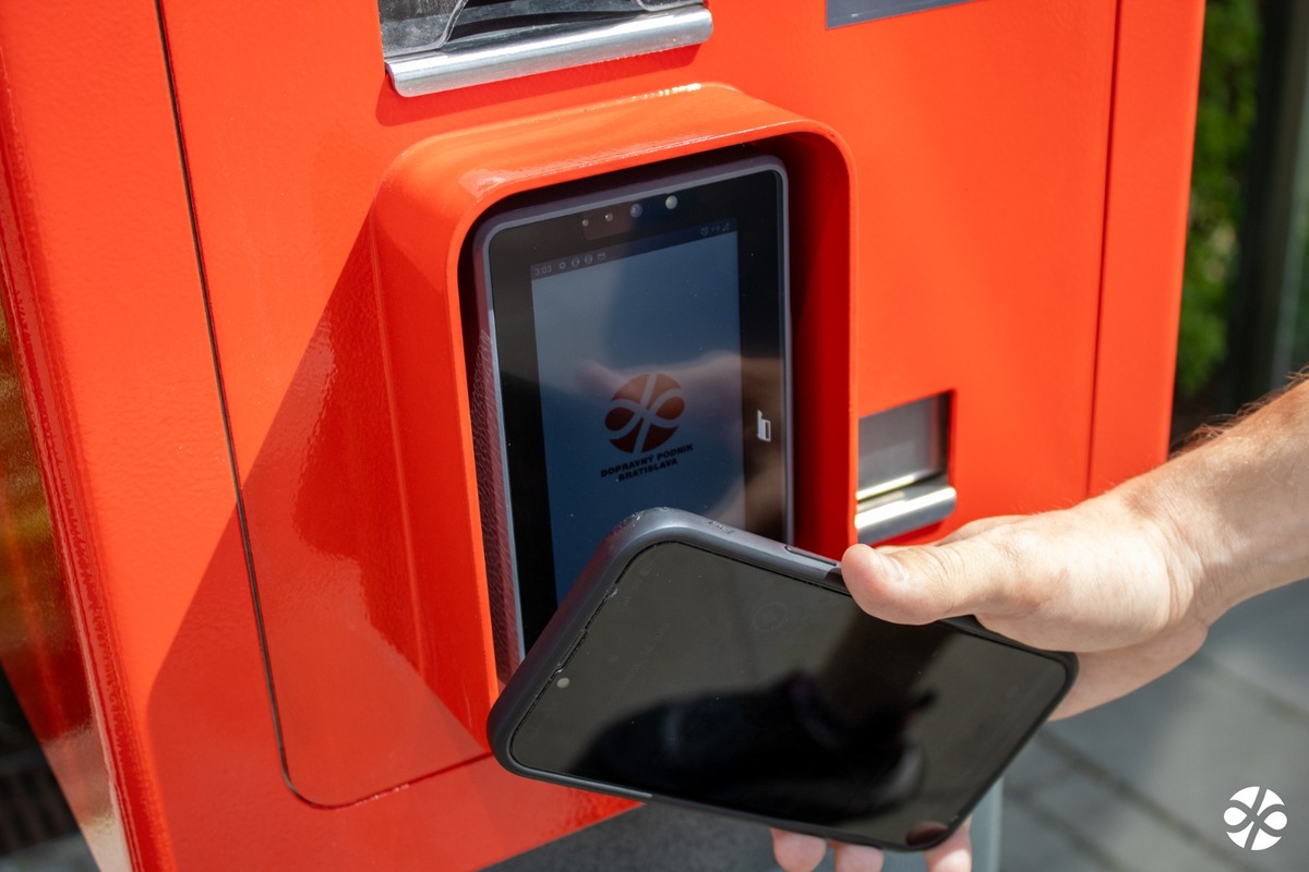 FOTO: V Bratislave postupne osádzajú nové automaty na lístky. Kde ich možno už nájsť?, foto 4