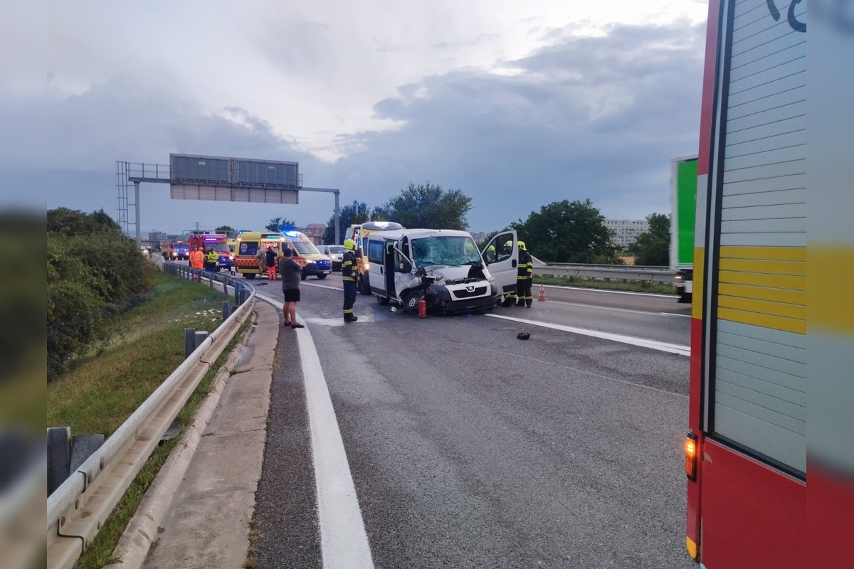 FOTO: Vážna nehoda na D2, foto 4