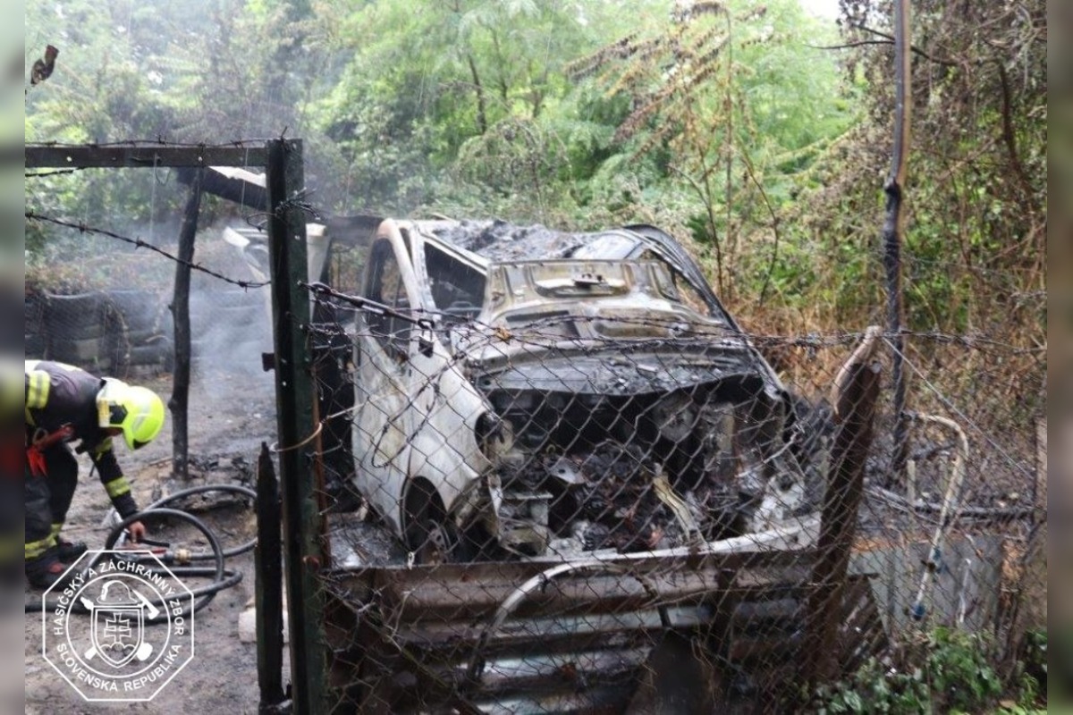 FOTO: Požiar dodávky v záhradkárskej oblasti v Petržalke, foto 1