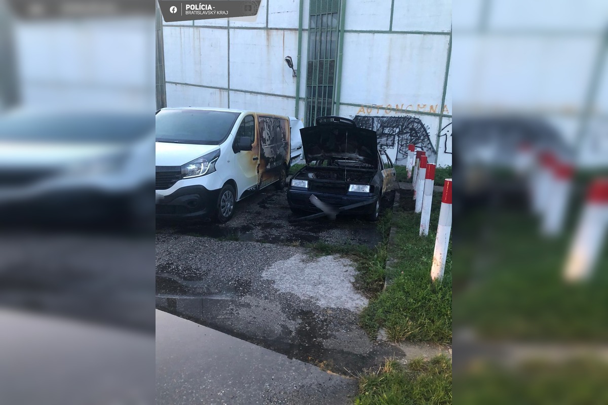 FOTO: Požiar zaparkovaného auta na Bieloruskej ulici v Bratislave, foto 1