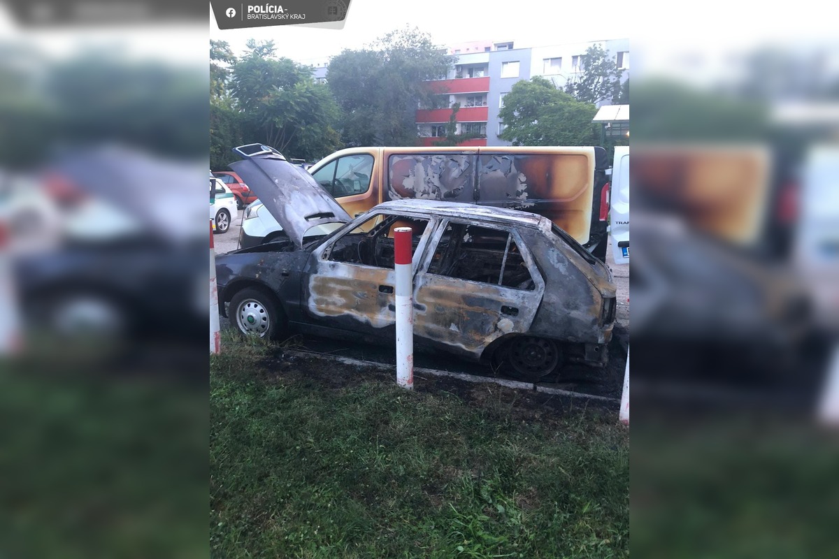 FOTO: Požiar zaparkovaného auta na Bieloruskej ulici v Bratislave, foto 2