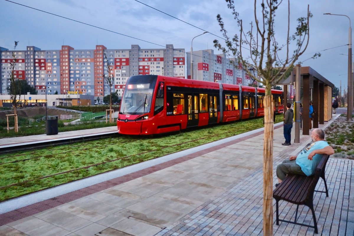 FOTO: Petržalská električka na novej trati odviezla prvých cestujúcich, foto 1