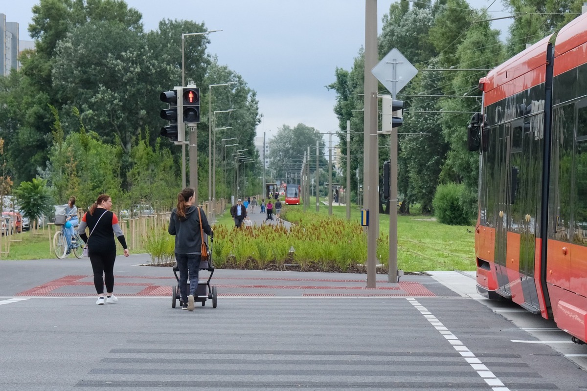 FOTO: Petržalská električka na novej trati odviezla prvých cestujúcich, foto 2