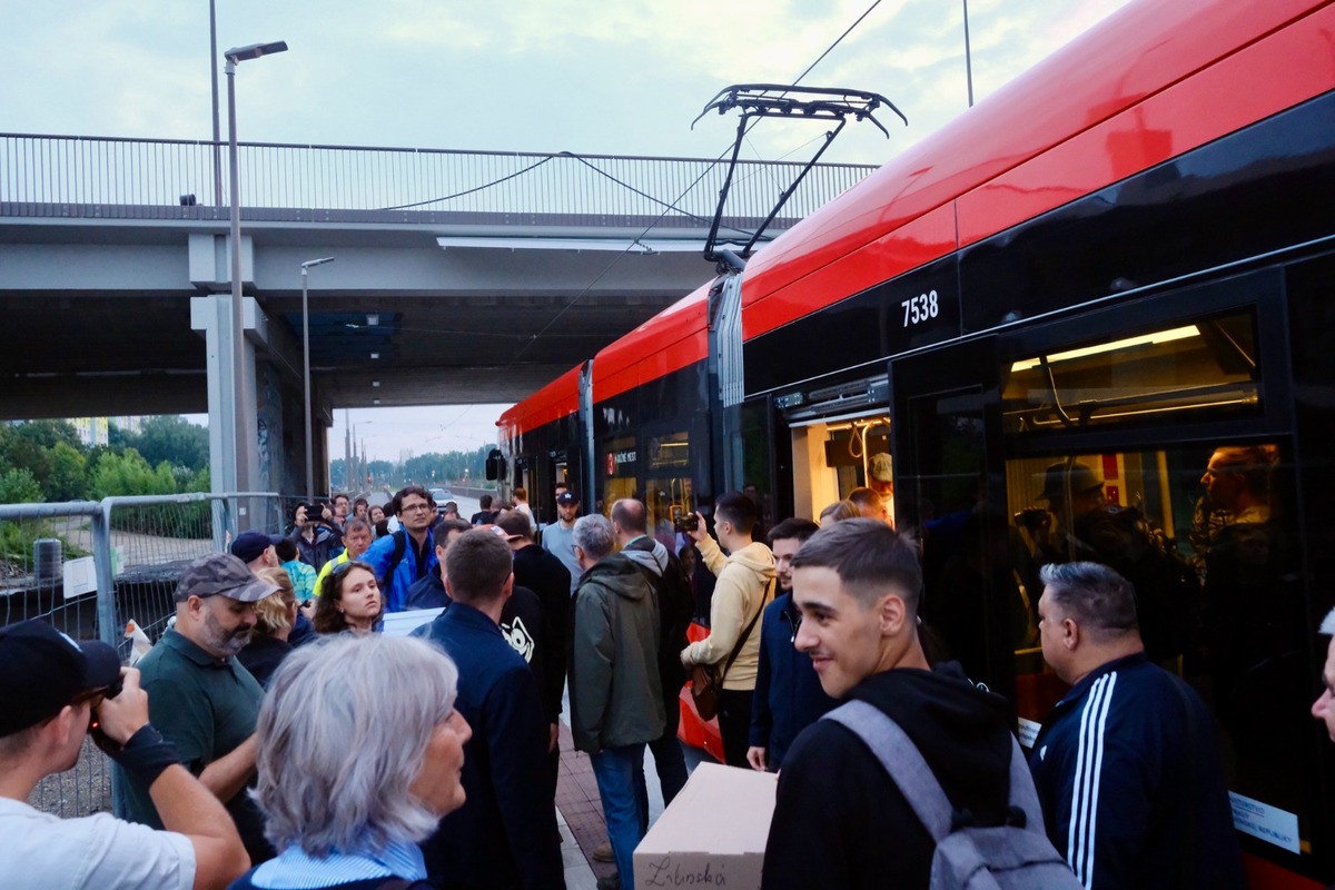 FOTO: Petržalská električka na novej trati odviezla prvých cestujúcich, foto 3