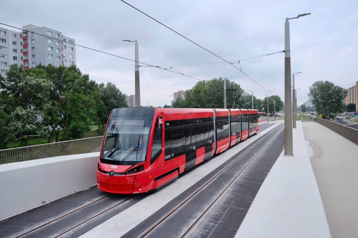 FOTO: Petržalská električka na novej trati odviezla prvých cestujúcich, foto 4