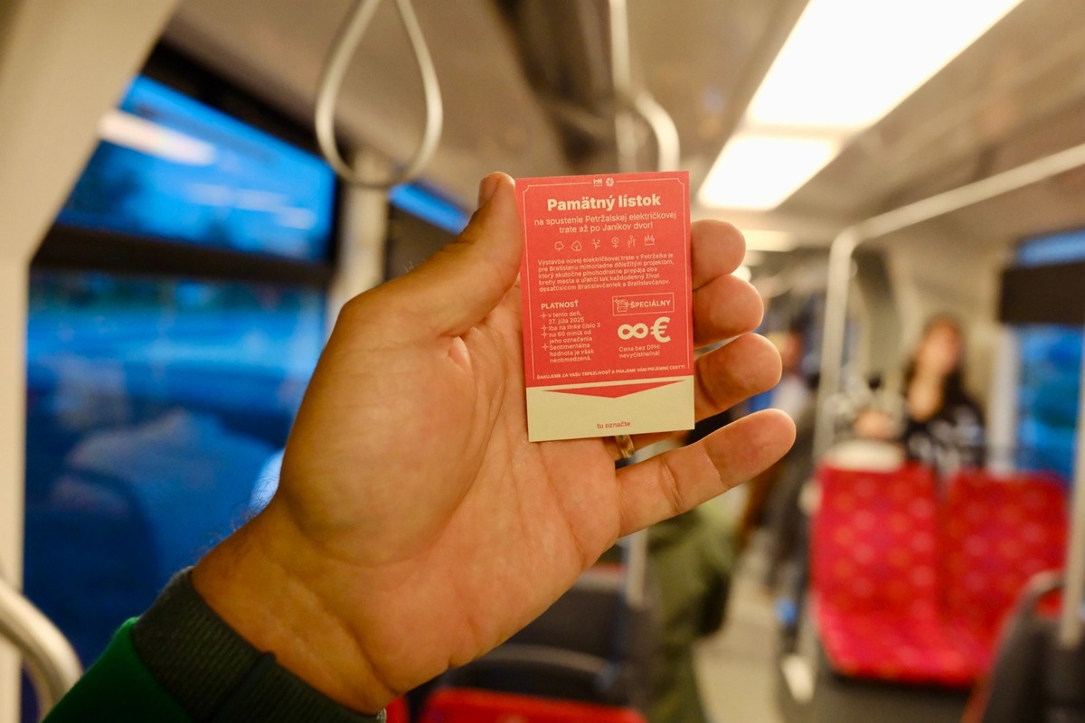 FOTO: Petržalská električka na novej trati odviezla prvých cestujúcich, foto 5