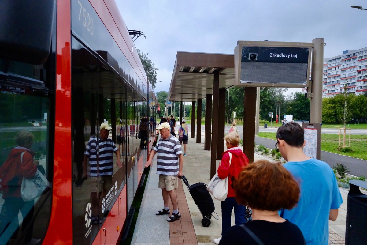 FOTO: Petržalská električka na novej trati odviezla prvých cestujúcich, foto 6