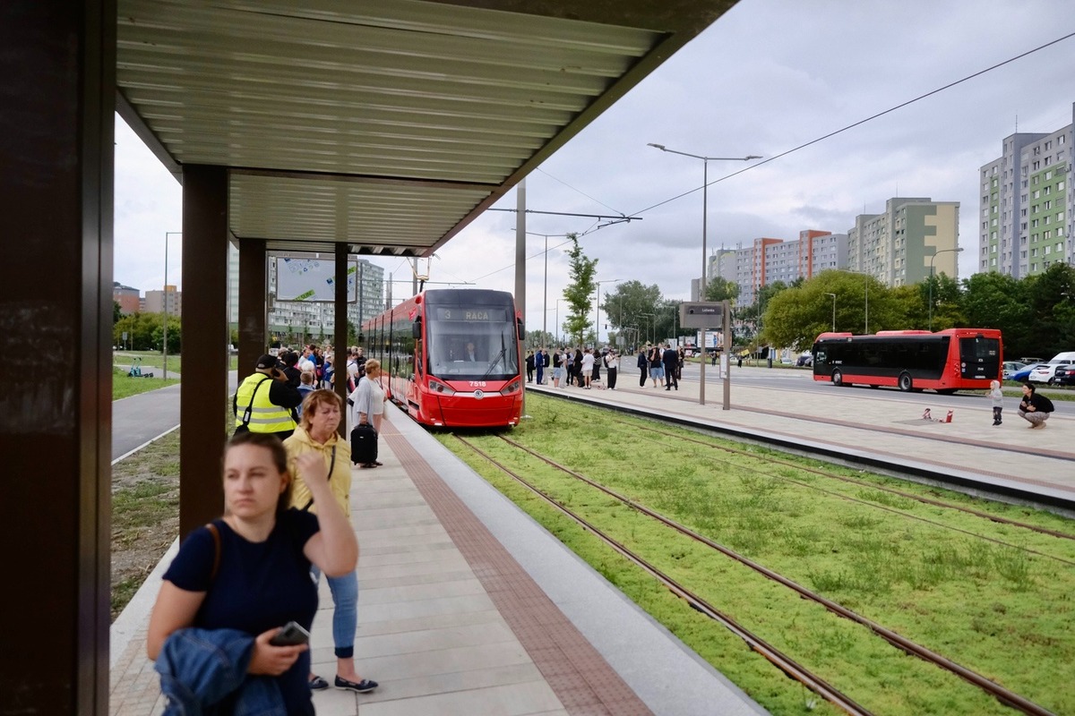 FOTO: Petržalská električka na novej trati odviezla prvých cestujúcich, foto 7