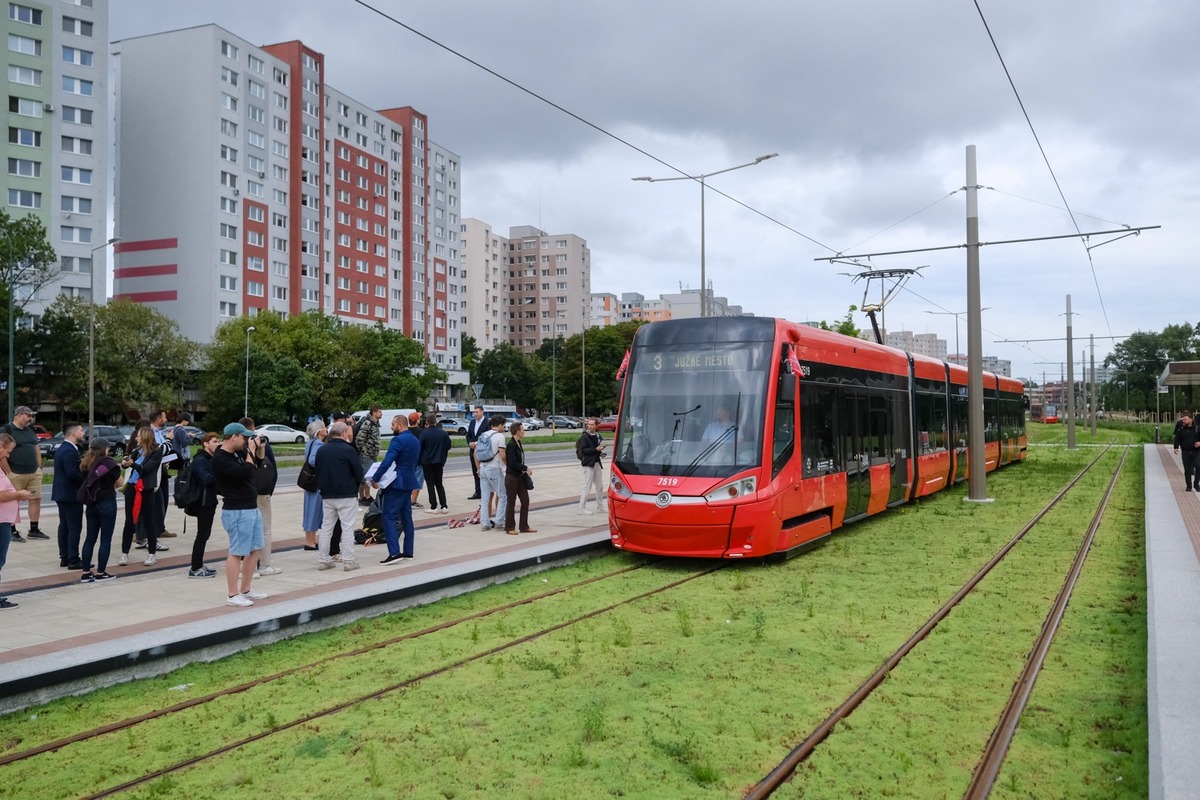 FOTO: Petržalská električka na novej trati odviezla prvých cestujúcich, foto 8