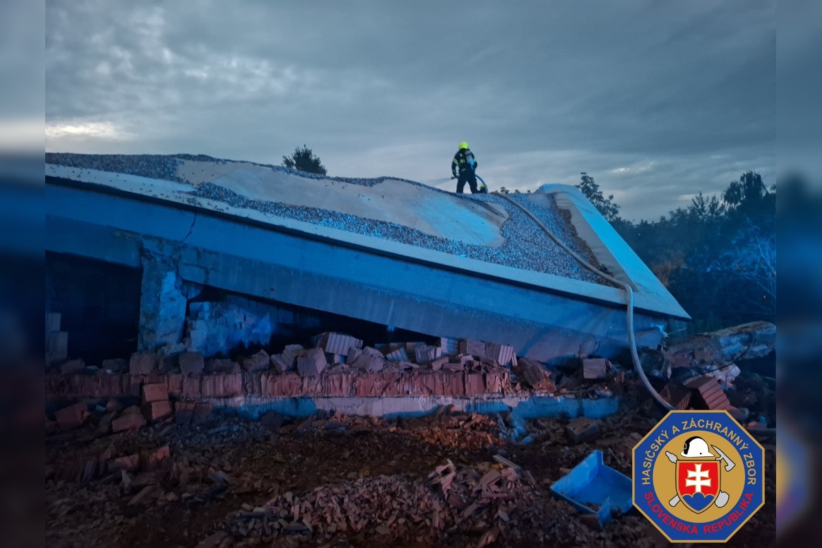 FOTO: Požiar bývalého družstva v obci Most pri Bratislave, foto 1