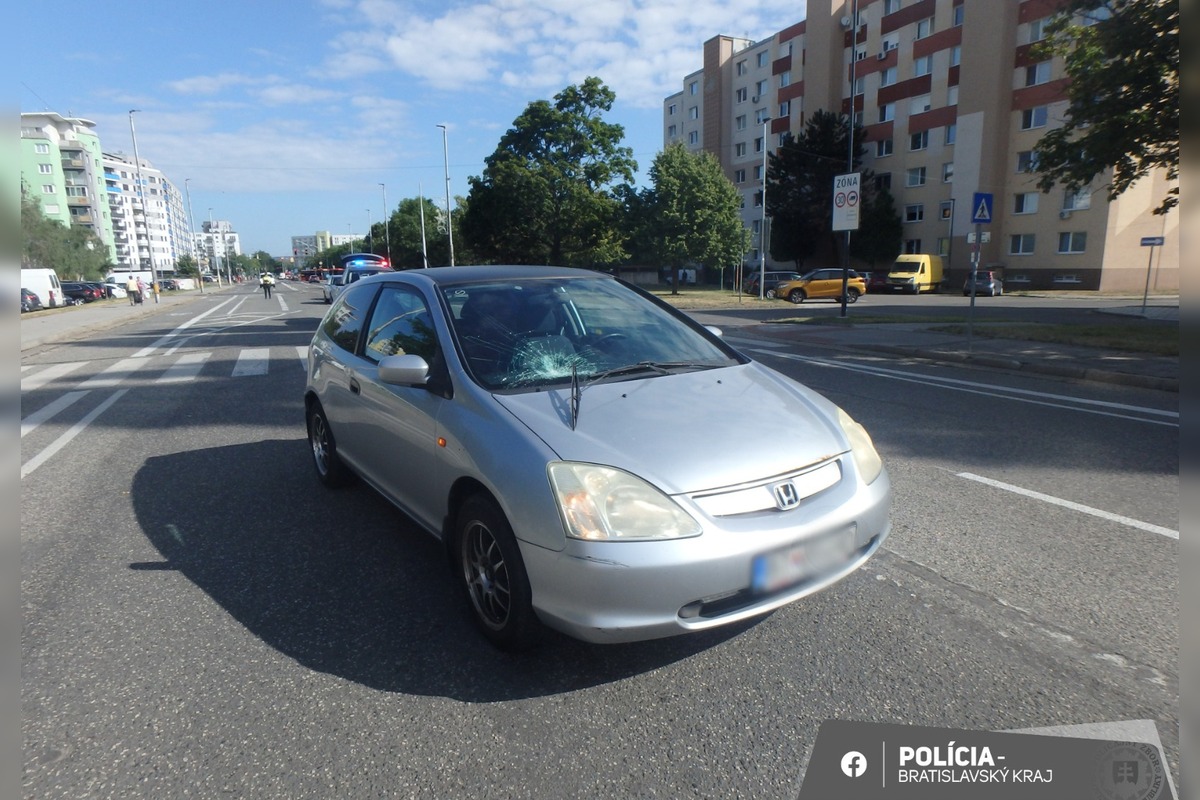 FOTO: Polícia hľadá svedkov nehody, ku ktorej došlo v Podunajských Biskupiciach. Auto tam zrazilo chodca na priechode, foto 1