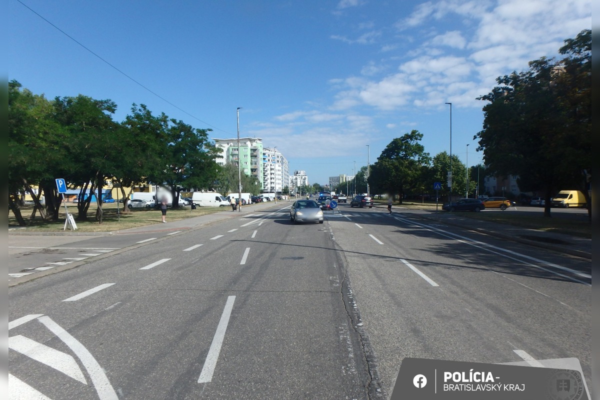 FOTO: Polícia hľadá svedkov nehody, ku ktorej došlo v Podunajských Biskupiciach. Auto tam zrazilo chodca na priechode, foto 2