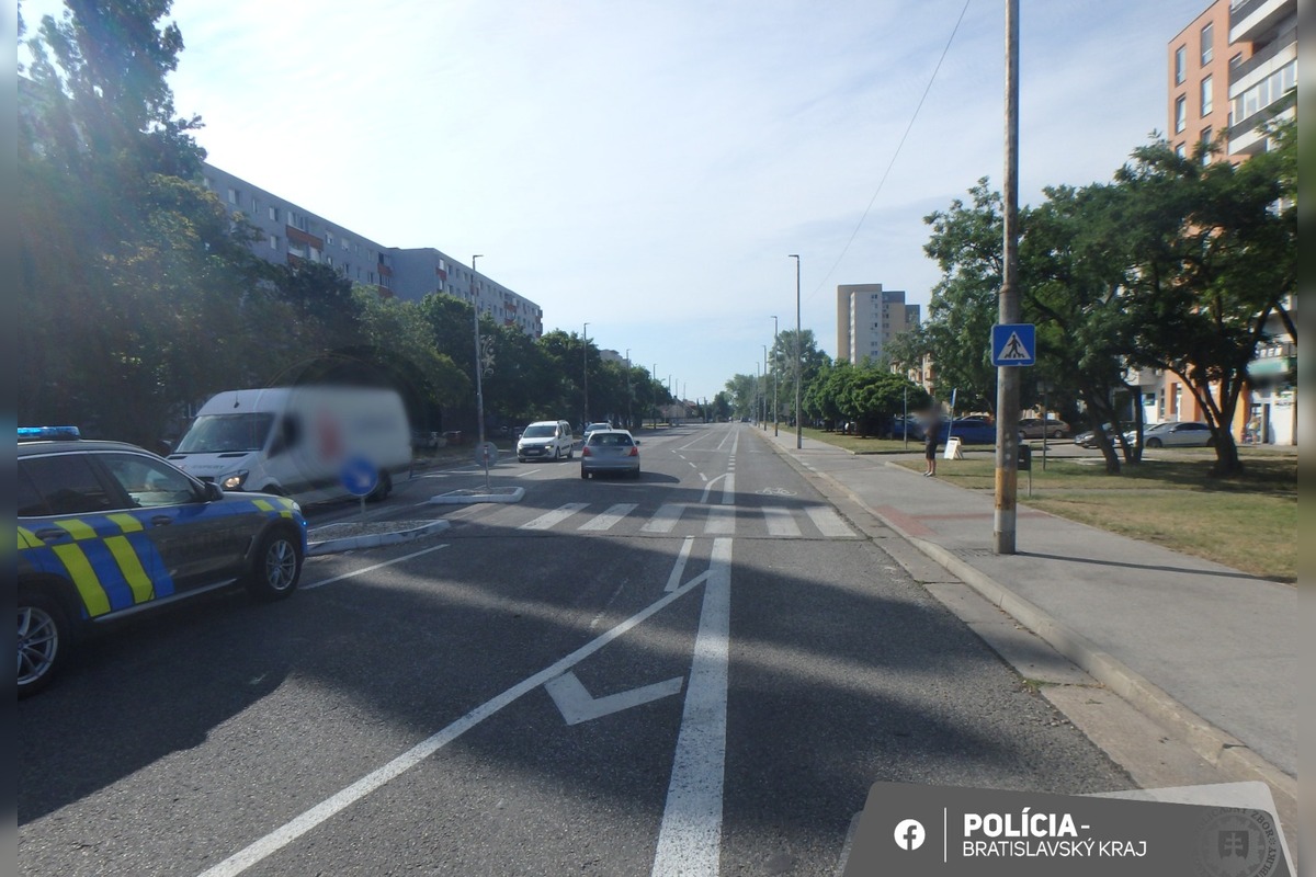 FOTO: Polícia hľadá svedkov nehody, ku ktorej došlo v Podunajských Biskupiciach. Auto tam zrazilo chodca na priechode, foto 3