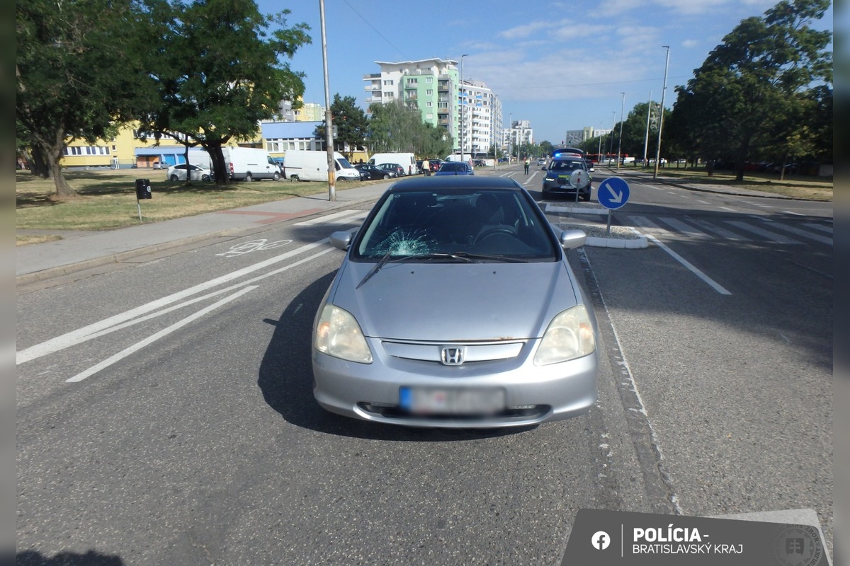 FOTO: Polícia hľadá svedkov nehody, ku ktorej došlo v Podunajských Biskupiciach. Auto tam zrazilo chodca na priechode, foto 4