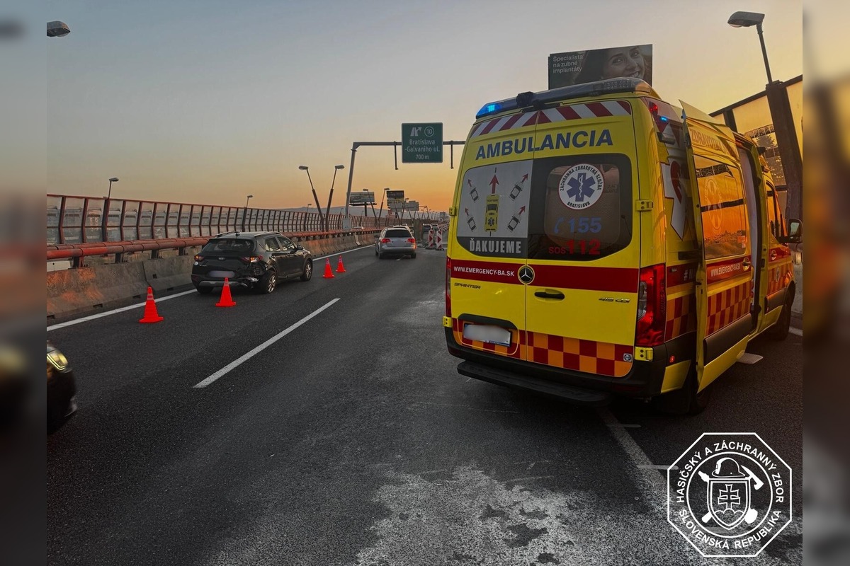 FOTO:  Auto skončilo na D1 na streche, foto 1