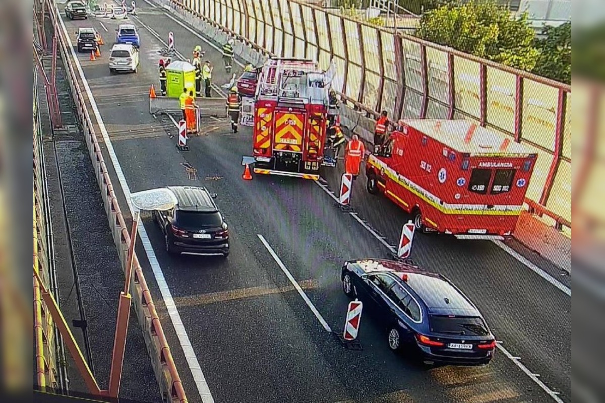FOTO:  Auto skončilo na D1 na streche, foto 3