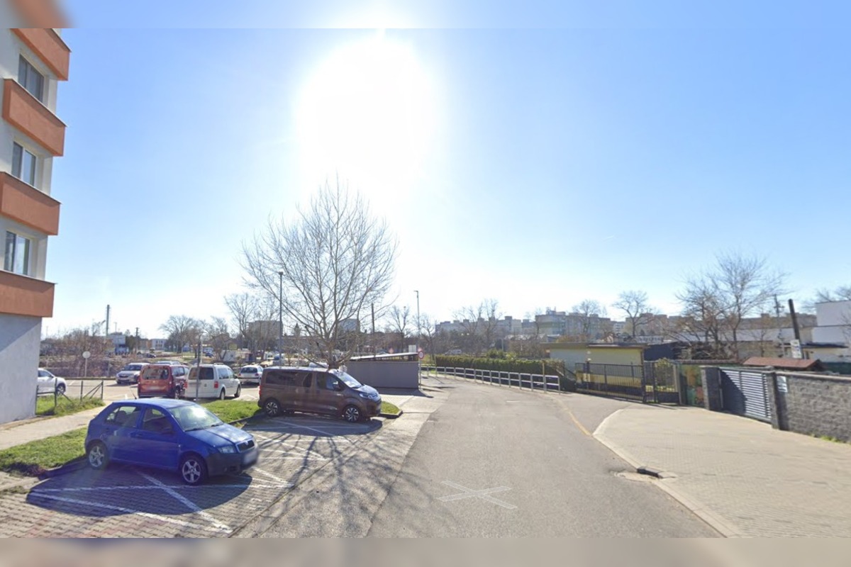 FOTO: Pozemok, cez ktorý prechádzajú vo Vrakuni autobusy, foto 1