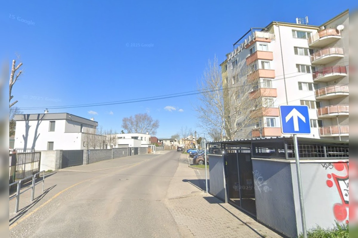 FOTO: Pozemok, cez ktorý prechádzajú vo Vrakuni autobusy, foto 5