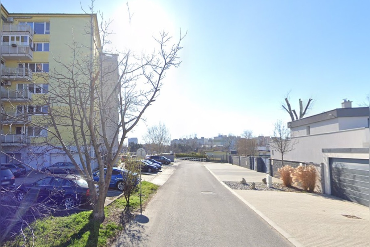 FOTO: Pozemok, cez ktorý prechádzajú vo Vrakuni autobusy, foto 6