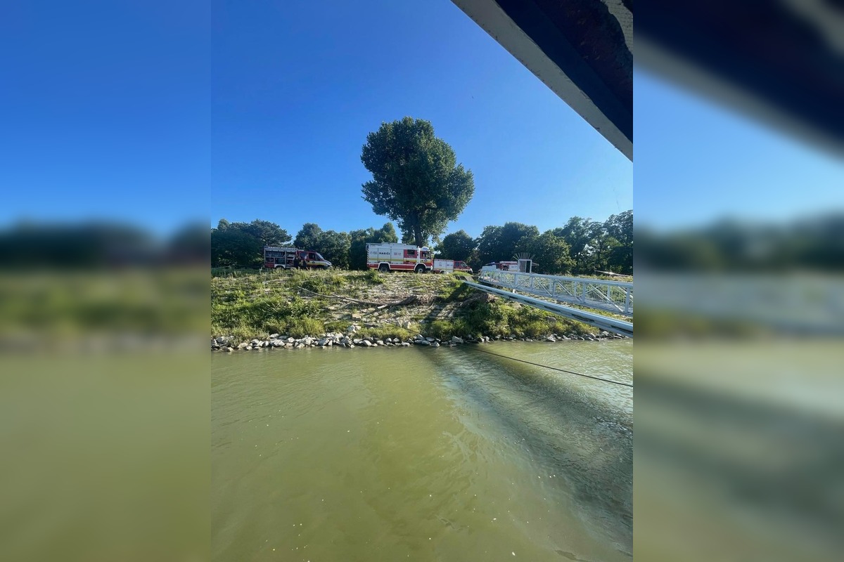 FOTO: Na Dunaji sa potápala loď, hasiči ju zachránili odčerpávaním vody, foto 2