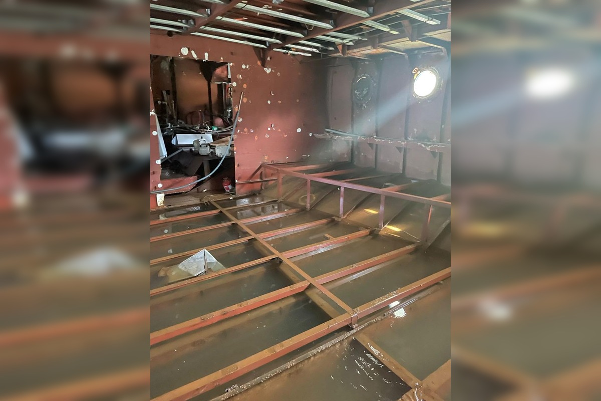 FOTO: Na Dunaji sa potápala loď, hasiči ju zachránili odčerpávaním vody, foto 3