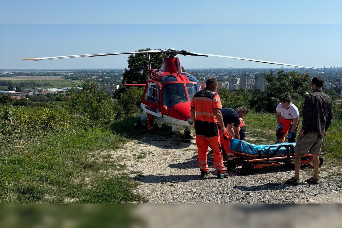 FOTO: Zásah hasičov a záchranárov vo vinohradoch v Rači, foto 1
