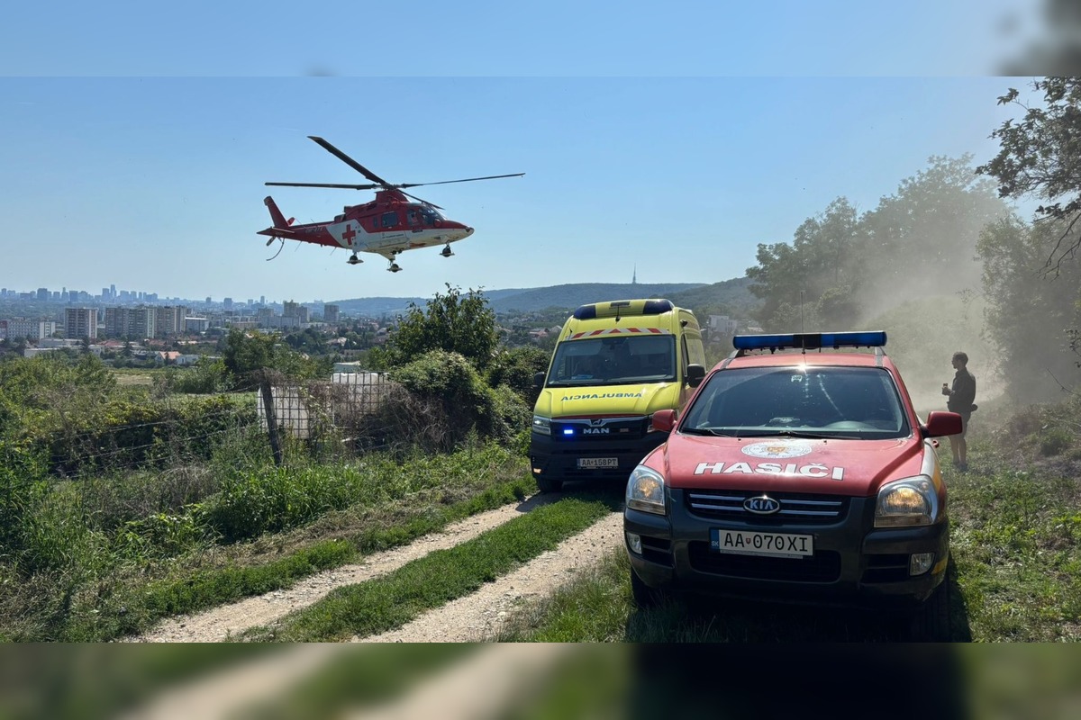 FOTO: Zásah hasičov a záchranárov vo vinohradoch v Rači, foto 2