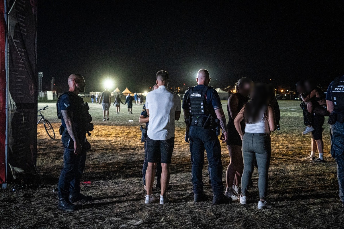 FOTO: Policajti pomáhali na Lovestreame, foto 7